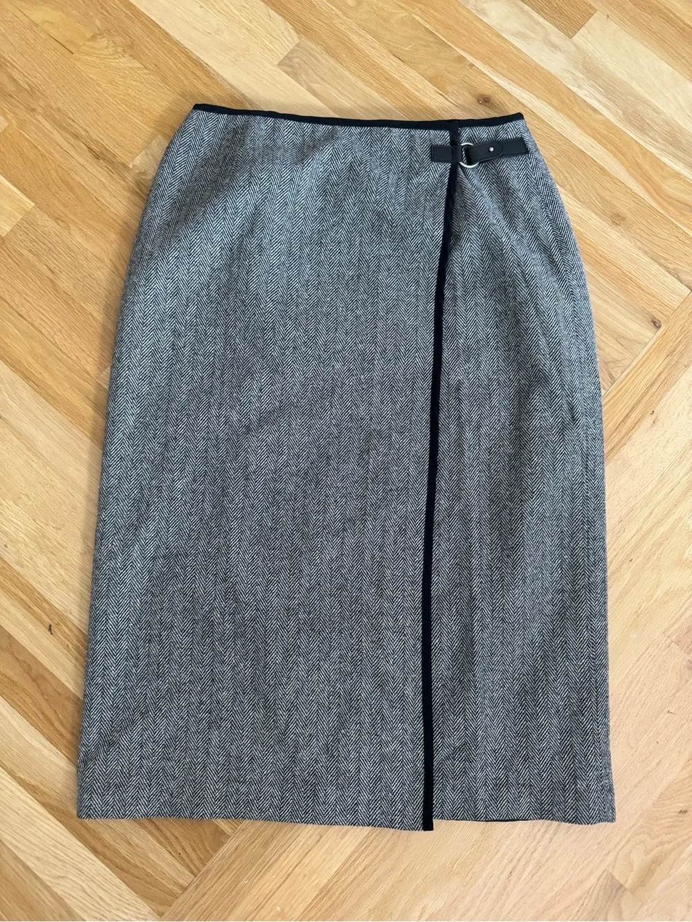 Talbots wool tweed wrap skirt featuring a herringbone pattern ~ Size 16